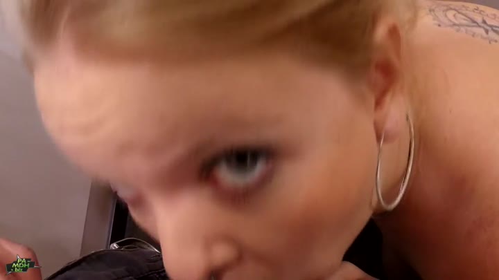 LunaLove- – Blowjob in der Umkleide