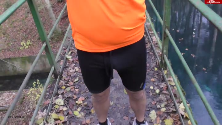 LunaLove- – Jogger Public abgemolken