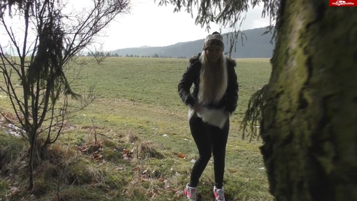LunaLove- – Outdoorfick von Fan beim Pissen erwischt