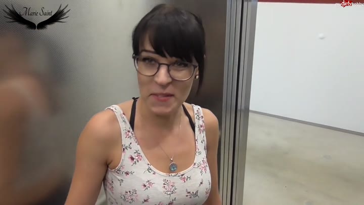 Marie-Saint – Krass erwischt im Fahrstuhl 100 Prozent Echt Spermawalk