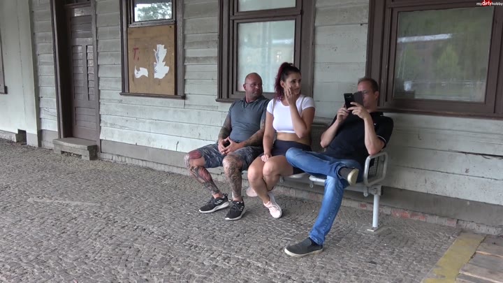 Melina-May – Hemmungslos public am Bahnhof