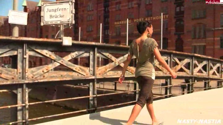 NASTY-NASTIA – Exhibitionistin – In der HH-Speicherstadt
