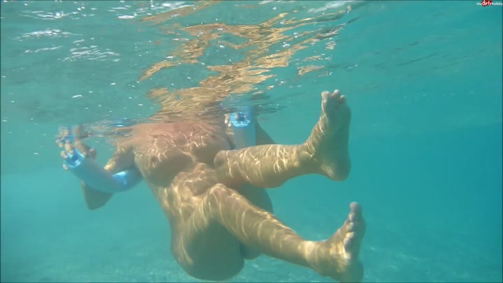 PiaPoppPaar – Titten und Muschi unter Wasser auf einer Poolnudel