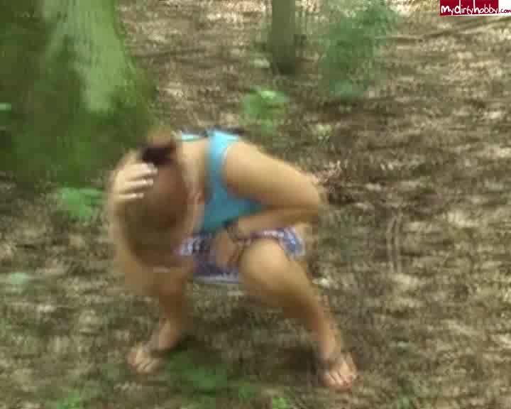 SexyandHot – im wald pinkeln