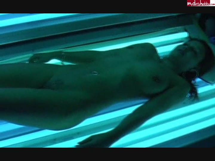 SexyandHot – solarium piss 2