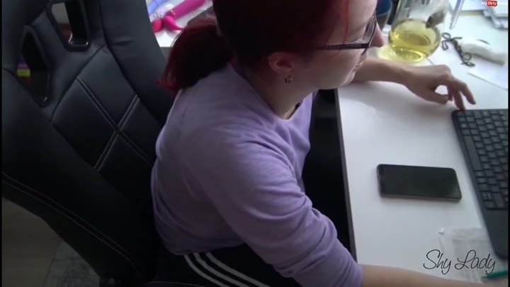 Shy Lady – Zum Blowjob genoetigt – Er benutzt mich waehrend der Arbeit