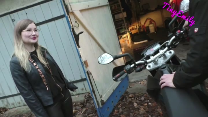 TinyEmily – Kannst du da nein sagen – Geiler Fick ohne Gummi Hier und Jetzt