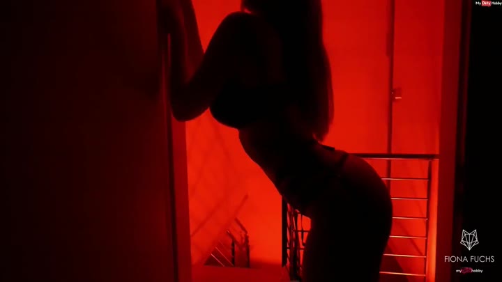 Fiona-Fuchs – Ledermaus bekommt Kehlenfick bei Rotlicht