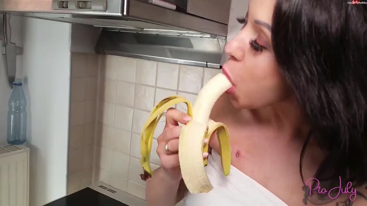 Pia July – Notgeile WG Schlampe – Wird es der Mitbewohner checken