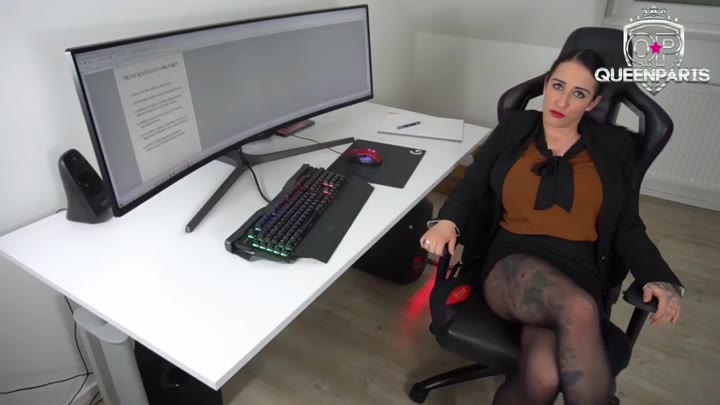 QueenParis – Chefin Schluckt Azubi-Wichse – 18 Jaehriger darf in meinen Arsch