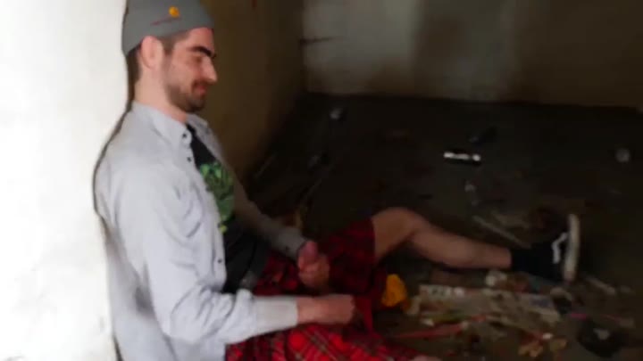 Evi-Sky – Geiler Spermakuss vom Penner-Schwanz