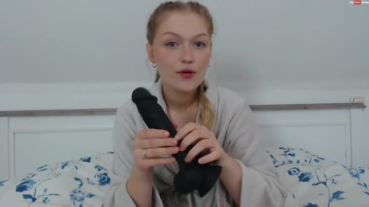 Goldloeckchen159 – Experiment – Passt der riesen Dildo nach einem Jahr noch in meine enge Fotze