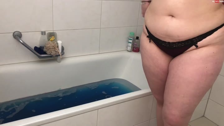 Lina Love – Geiler Badespass – Schaue mir beim baden zu