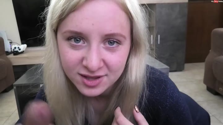 AnnaMai – Freundin mit ueberfuellter Spermamuschi ueberrascht