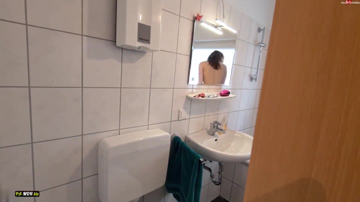 Anne-Eden – Frisch rasierte Teenie Muschi vollgepumpt mit Sperma