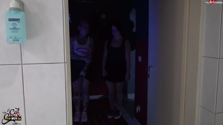 Cat-Coxx – Maedchenstreich einfach ins Pissoir gepisst