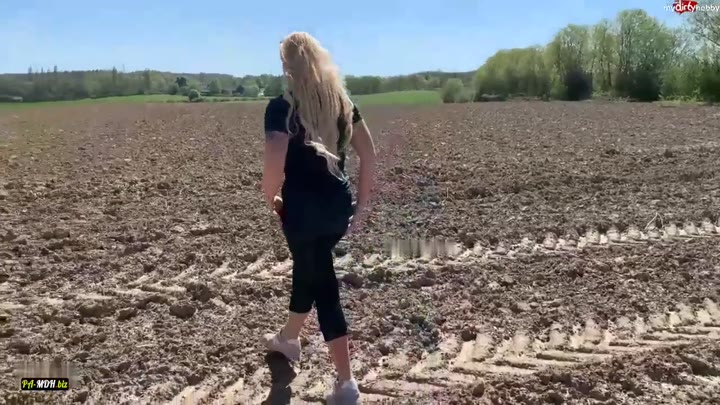 devil-sophie – Baeuerin Sophie duengt das Feld – Die frische Natursekt Bewaesserung