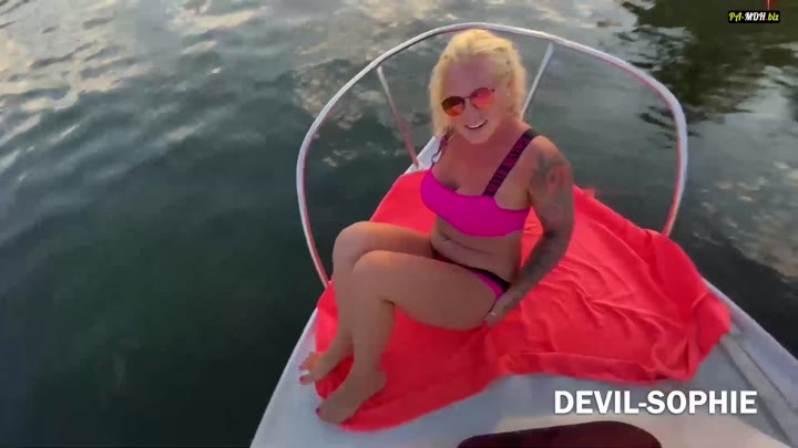 devil-sophie – Bootspiss mit Badespass so lass ich meinen Natursekt am liebsten raus