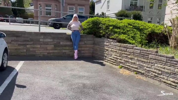 devil-sophie – Heftig und verdorben – Geil vor dem Strassenverlehramt in die Jeans eingenaesst