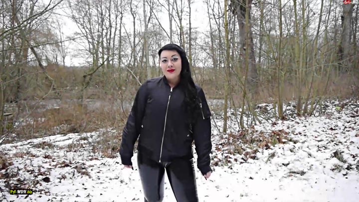 Dominique-Plastique – Schneepinkeln in Latex