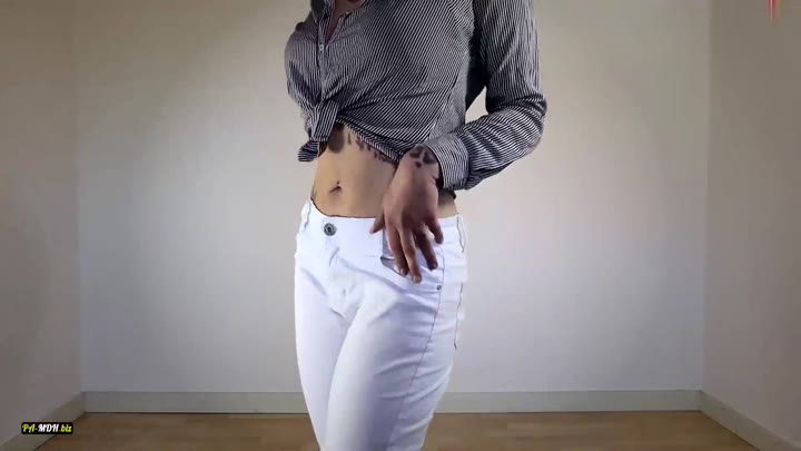 Dominique-Plastique – Weiße Jeans und Gummistiefel