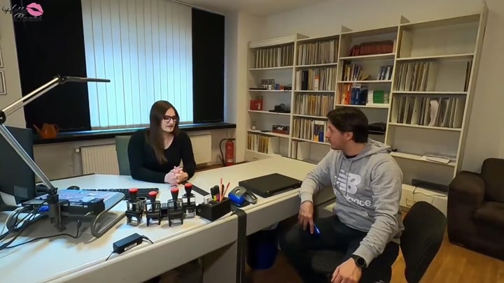 HollyBanks – Die Buero-Schlampe – Vom Fahrer im Buero durchgefickt