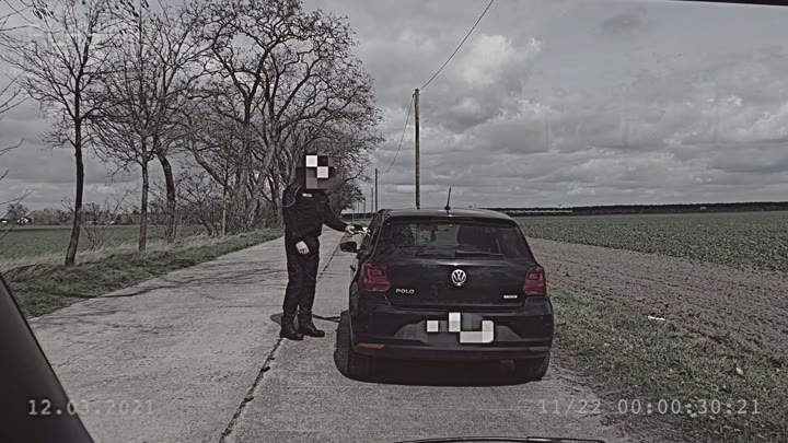 KiraKane – Skandalvideo – Vom Polizisten waehrend der Kontrolle gefickt