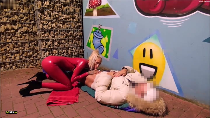 SkinnyBitch99 – Der Barmherzige Samariter Fick im Latex Catsuit