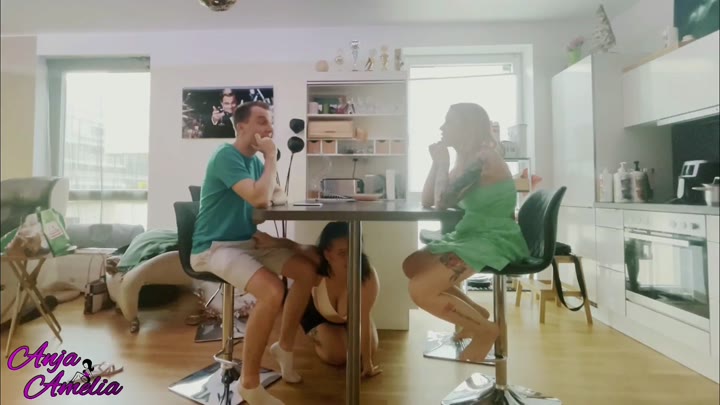AnjaAmelia – Unter dem Tisch meiner Freundin versteckt