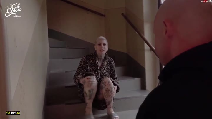 Cat-Coxx – Schluessel vergessen mieser Nachbar benutzt mich in Hausflur,vom Hausmeister erwischt