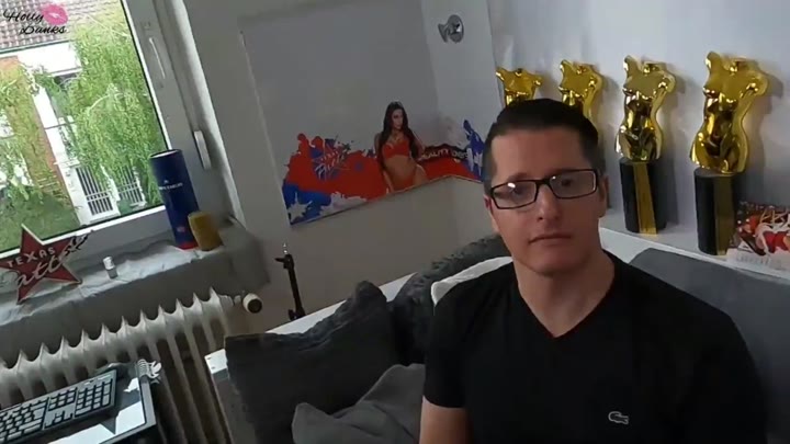 HollyBanks – Mann zur Arbeit geschickt und seinen Nerd Kumpel gefickt