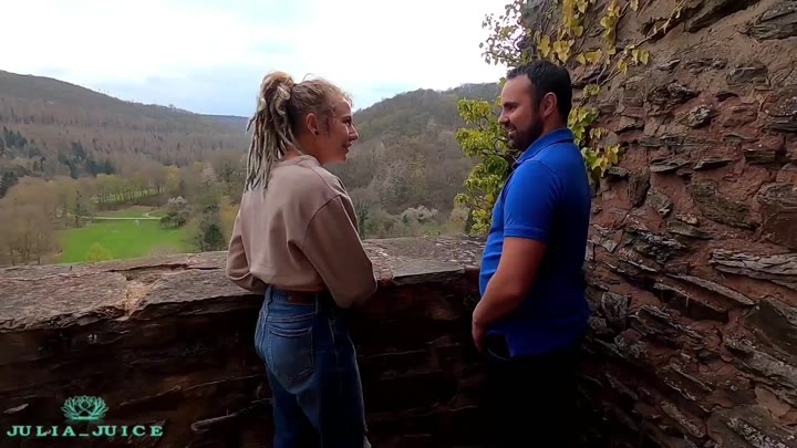 Julia Juice – Zu Riskant – Public Blowjob beim Ausflug zur Burg
