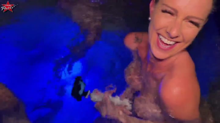 TexasPatti – sMILF Step-Sisters – Blowjob-Party im Whirlpool