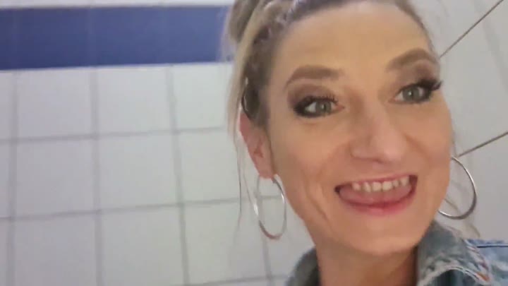 Vika Viktoria – A92 Rastplatz Mutprobe – Orgasmus auf dem Männerklo