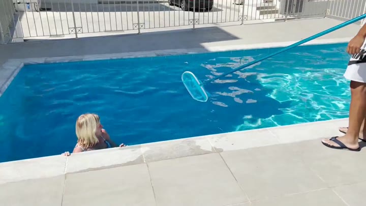AnnaMai – Heimlich den Poolboy gefickt