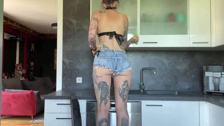 KristyVonKashyyyk – Devot – Bin ich eine gute Hausfrau