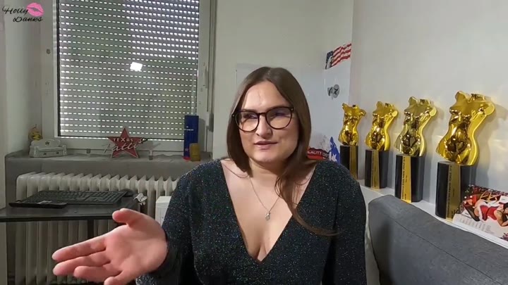 HollyBanks – Das Interview – Mal eben den Reporter gefickt