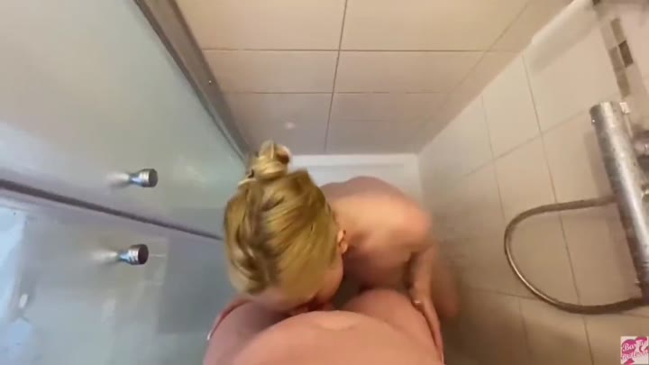 Barbie Brilliant – Mein Mitbewohner steigt einfach mit in die Dusche und schiebt mir tief seinen Sc