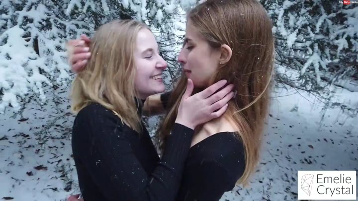 EmelieCrystal – Herrlicher Lesben Spaß im Wald – Hoffentlich hat uns keiner gesehen