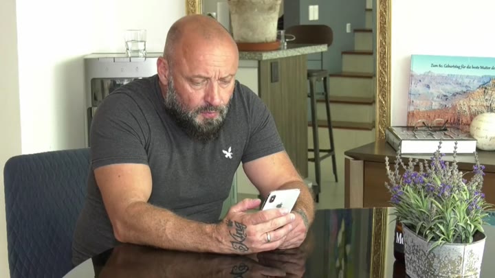 Alice-Sweet – Geiler Scheiss – Oben Handy unterm Tisch Blowjob