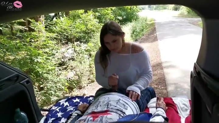 HollyBanks – Drehabbruch – Beim Fick im Auto erwischt