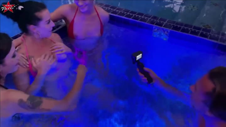 TexasPatti – 3 MILFs – Den Poolboy vernascht