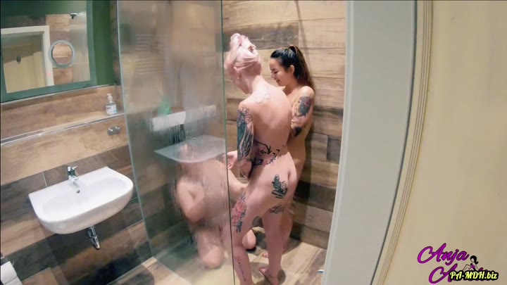 AnjaAmelia – Heiße Spielchen unter der Dusche