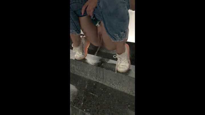 sNakedgirl – Dreist ins Treppenhaus gepisst