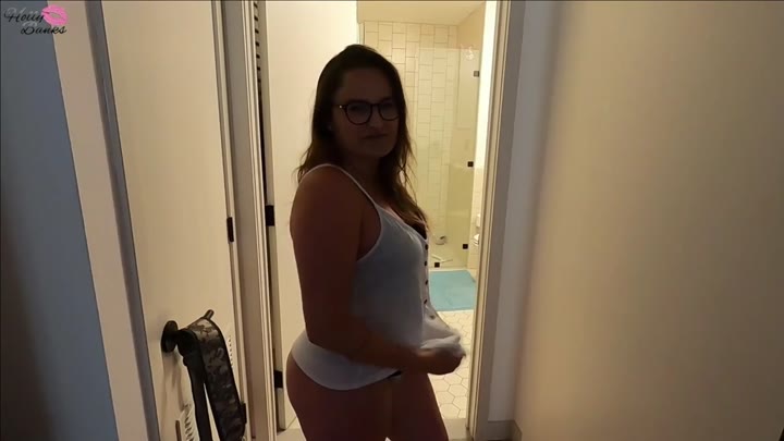 HollyBanks – Heimlich in Pattis Dusche gepisst