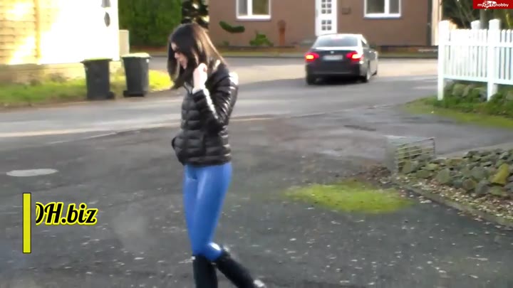 nelja90 – Walking in Latex
