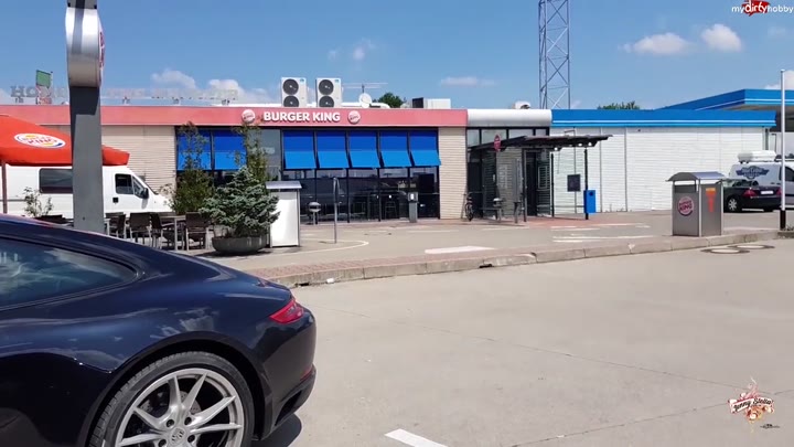 Jenny Stella – Direkt vor Burger-King – Der mega Monster public Piss – Gleich 3x Public