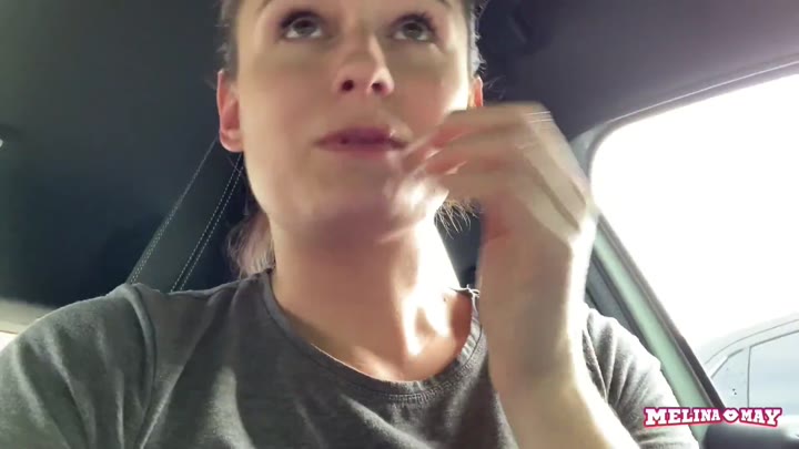 Melina-May – Turbo Orgasmus im Auto vor dem Supermarkt