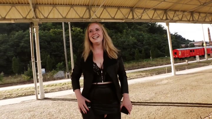 Mia Adler – 3Lochstute am Bahngleis von 2 Schwänzen zerfickt