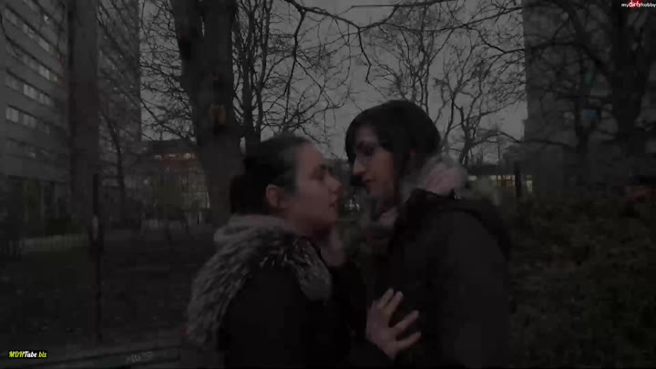 Jenny Stella – Lias erstes mal – Die Public-Piss-Entjungferung von Lia mitten in Berlin